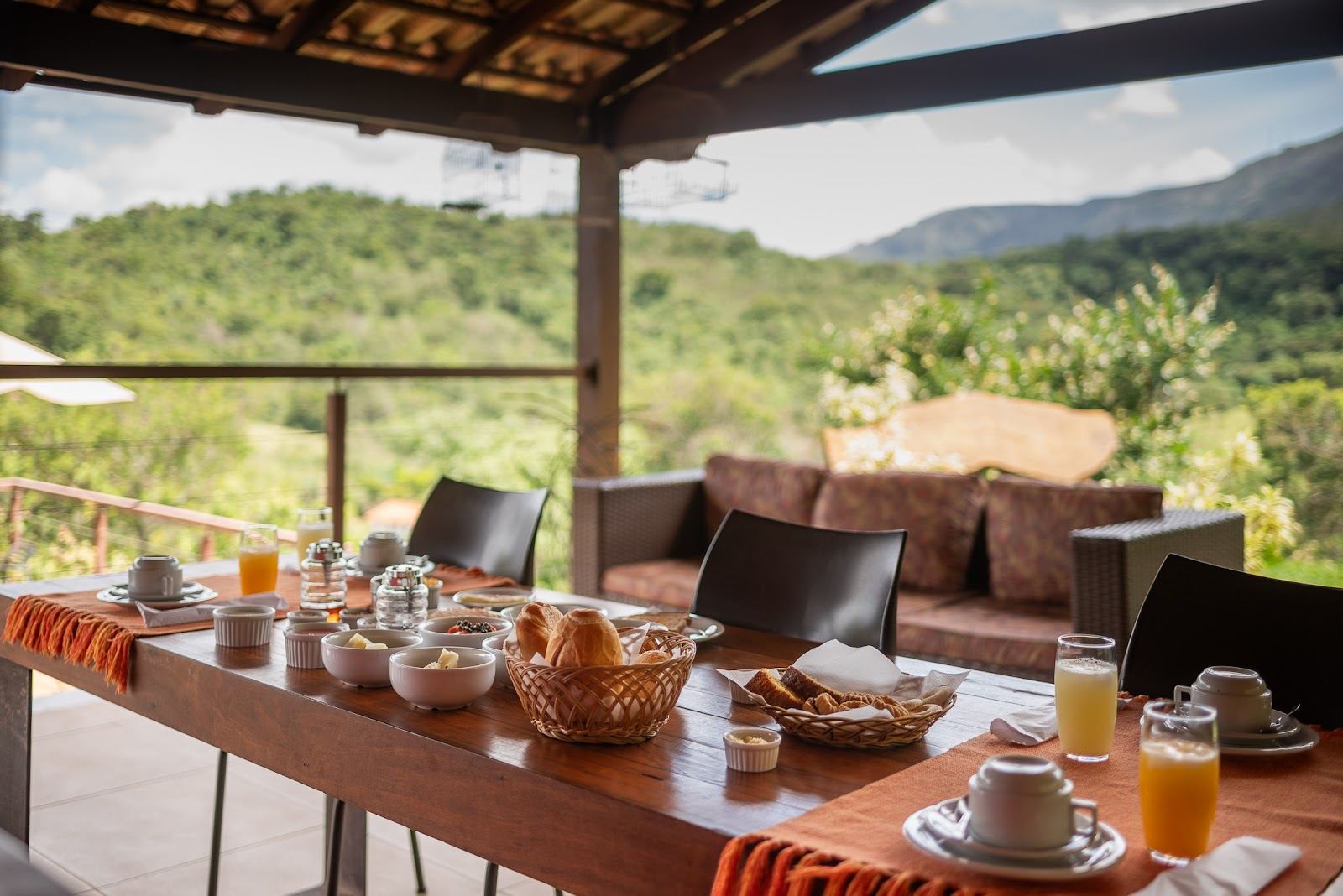 Café da manhã mineiro servido na varanda