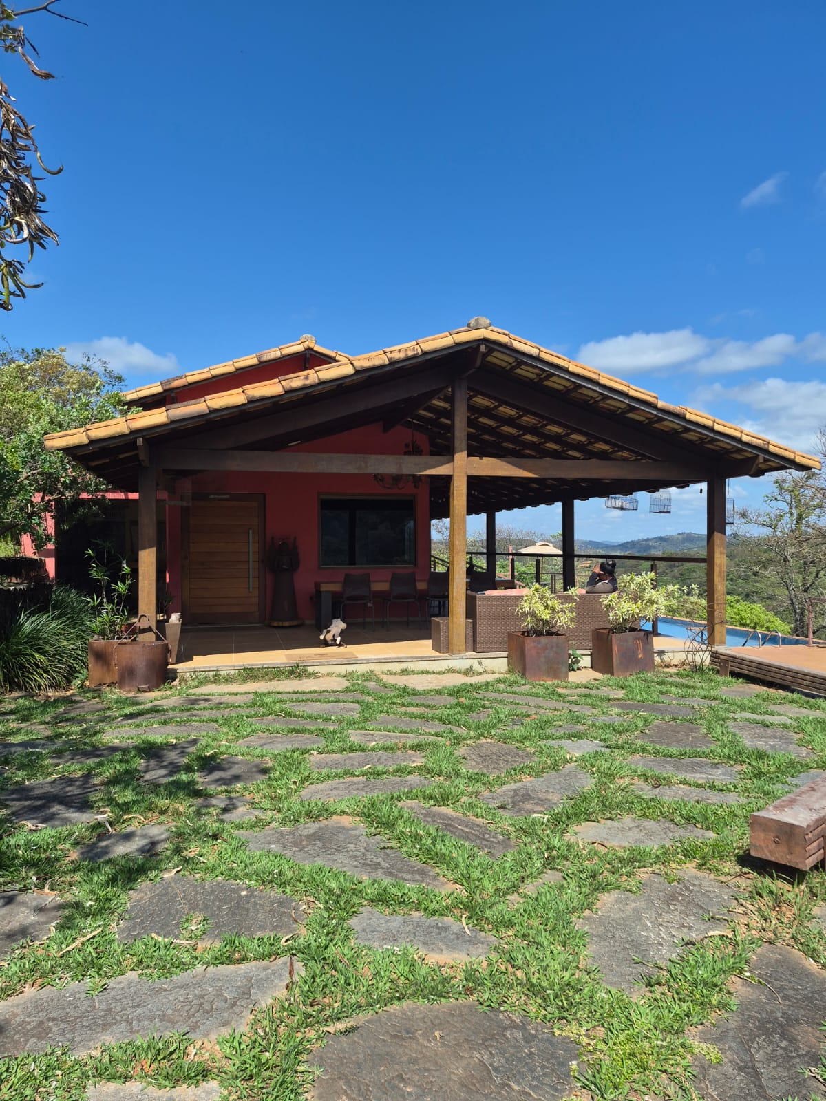 Varanda coberta com vista para a piscina e a serra